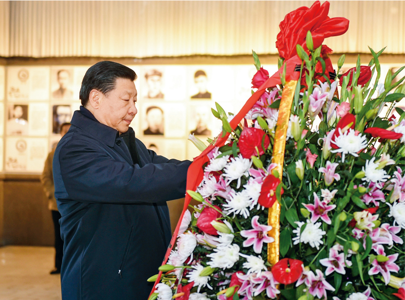 2016年2月1日至3日，中共中央總書記、國家主席、中央軍委主席習近平來到江西，看望慰問廣大干部群眾和駐贛部隊。這是2月2日，習近平在井岡山革命烈士陵園向革命烈士敬獻花籃。 新華社記者 謝環(huán)馳/攝