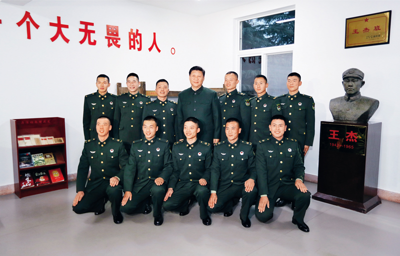 2017年12月13日，中共中央總書記、國家主席、中央軍委主席習近平到第71集團軍視察。這是習近平同“王杰班”戰(zhàn)士合影。 新華社記者 李剛/攝