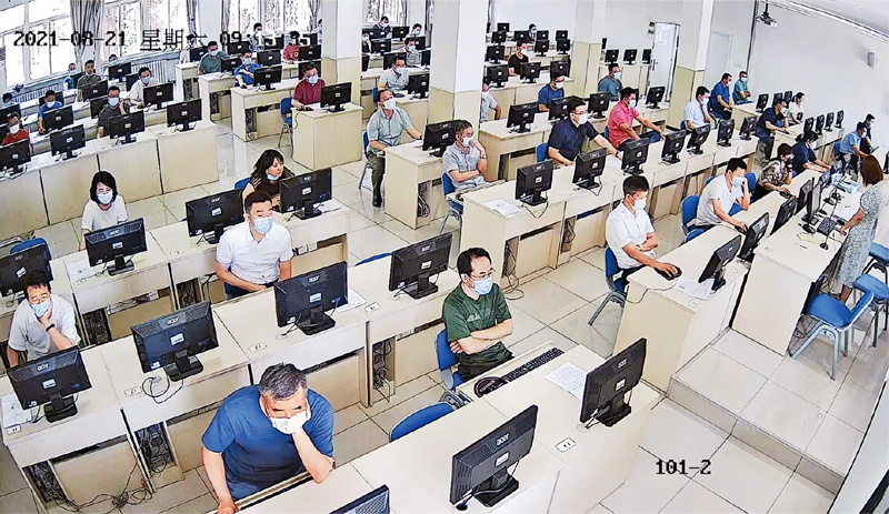  　　天津市堅(jiān)持新提任處級(jí)黨政領(lǐng)導(dǎo)職務(wù)政治理論水平任職資格考試制度，通過“以考促學(xué)”、“凡提必考”，引導(dǎo)年輕干部自覺學(xué)懂弄通做實(shí)習(xí)近平新時(shí)代中國特色社會(huì)主義思想。圖為天津市新提任處級(jí)黨政領(lǐng)導(dǎo)職務(wù)政治理論水平任職資格考試現(xiàn)場(chǎng)。 天津市委組織部供圖